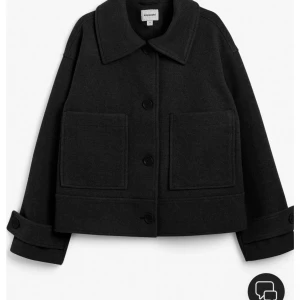 Kort trendig jacka  - Säljer min fina jacka från Kappahl i storlek xs! Jättesnygg, lite oversized modell. Sparsamt använd. Perfekt nu till våren. Nypris 899:-