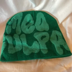 Mea Culpa mössa - Säljer denhär snygga Mea Culpa mössan för den tyvär inte passar mig så bra som jag trott när jag skulle köpa den. Den är som helt ny och knappt använd. Inköpt nu i vintras.