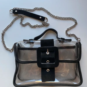 Väska zara - Väska som går att ha som crossbody men också med avtagen kedja. Några små skavanker men i helhet inget som syns 