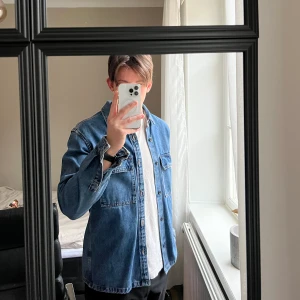 Jeansjacka - Riktigt stilren jeansjacka i storlek S, jag är 178 men ändå ok passform. Bra skick!