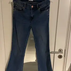 Hej! Säljer nu dessa populära jeans då de inte kommit till någon användning. Aldrig använt jeansen! Helt nya! Storlek 160, men sitter som XS/S! Köparen står för frakten!