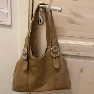 Väska - Fin väska, har ett hål inuti 