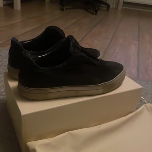 Axel arrigato - Säljer mina Axel arigato då jag köpt nya skor Storlek 44 Skick 6 av 10 Box och påse följer med  Ny pris 2500 