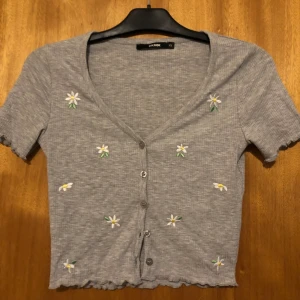Topp broderade blommor  - Aldrig använd  Super mjuk  Stretch 