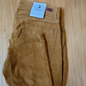 Bruna Boomerang manchesterbyxor - Nya Boomerang manchester byxor! Strl: W29/L34. Färg: "antique gold" Modell: Elsa ☀️☀️ Stor garderobsrensning på gång, spana gärna in mina övriga annonser så samfraktar jag! ☀️☀️