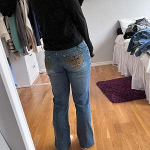Bootcut Jeans i Lowrise modell💓. Är 38cm rakt över midjan och 77cm innerbenslängd.   Modellen är 158 cm lång✨️ Frågor och funderingar är varmt välkomna 😇 S11 24