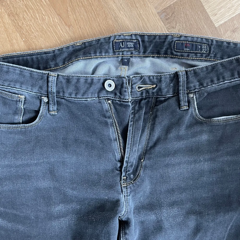 Säljer mina mörkgråa/svarta Armani Jeans 6.5/10 skick men äkta. W33 men kan passa som mindre. Pris kan diskuteras. Jeans & Byxor.