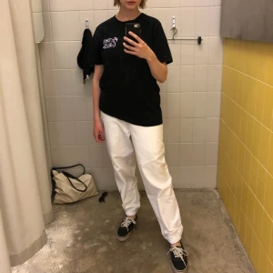 Nike parachute byxor storlek S - Tyvärr omöjligt att få bra bilder på dessa byxor men de är så bekväma och fina! Använt ett fåtal gånger och hittar ingenting att anmärka på. Svart Nike logga på ena benet. Kan mötas upp annars betalar köpare frakt. 