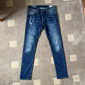 Slim fit jeans ”Tepphar” Asnajs fade och distressing, sparsamt använda. Tveka inte att höra av för frågor eller mer bilder!