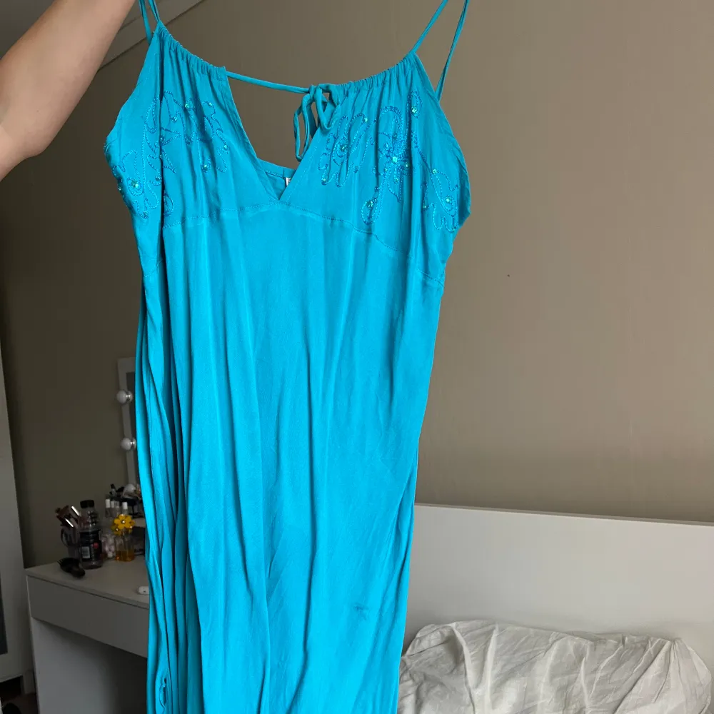 Jättefin turqås sommar klänning. Står att den är one size, jag tycker att den passar både S och M men skriv för bilder om hur den ser ut på💕. Klänningar.