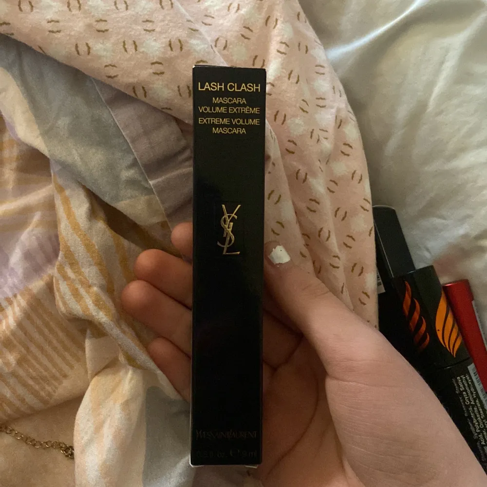 Säljer en ysl mascara som ger mycket volym, har haft innan men tycker inte den passar mina täta och tjocka fransar tycker det blir för mycket, rekommenderar till tunna o korta  fransar. Ger sjuk volym men även bra längd. Den är oanvänd. Accessoarer.