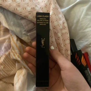 Ysl mascara - Säljer en ysl mascara som ger mycket volym, har haft innan men tycker inte den passar mina täta och tjocka fransar tycker det blir för mycket, rekommenderar till tunna o korta  fransar. Ger sjuk volym men även bra längd. Den är oanvänd