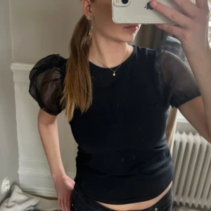 Blus  - Svart blus med puffärmar i mycket bra skick.  