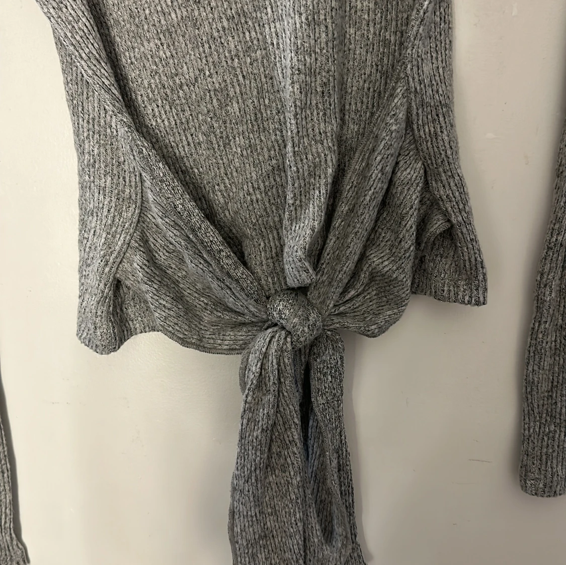 En stickad tröja med knut - 91