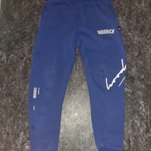 Hoodrich byxor - Hoodrich blåa byxor för bara 150 Originell pris är cirka 500-750.  Bra skick och inget fel med de. Färgen är fortfarande blå men har haft på mig den ett par gånger så ser ut som gammal.  Är jätte skön men inte min stil tyvärr. 