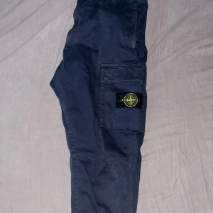 Stone cargos  - Stone island cargo byxor i strl 32 Skick 8.5/10