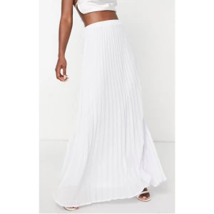 Maxikjol plisserad vit — TFNC London - Maxikjol från TFNC London, har innerkjol  Köpt från Asos men tyvärr felköp för mig och glömde lämna tillbaka. Superfin annars!  Helt ny i förpackning Omkrets midja ca 60cm,  Längd ca 102 cm