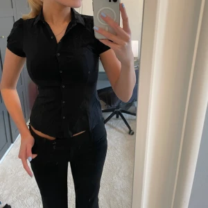 Kortärmad skjorta  - Säljer denna jätte snygga kortärmade figursydda shorta!