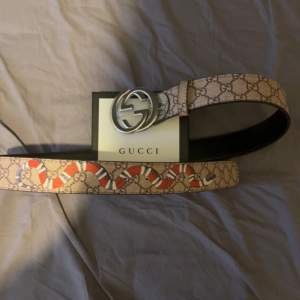 Säljer ett Gucci bälte 1:1 110 cm långt man får med Gucci lådan