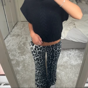 Leopard byxor - Säljer dessa leopardbyxor. Materialet är ganska tunnt och mjukt så de passar perfekt till våren. Jag har vikt ned resåret på bilden. Har du någon fråga är det bara att höra av dig🫶🏻