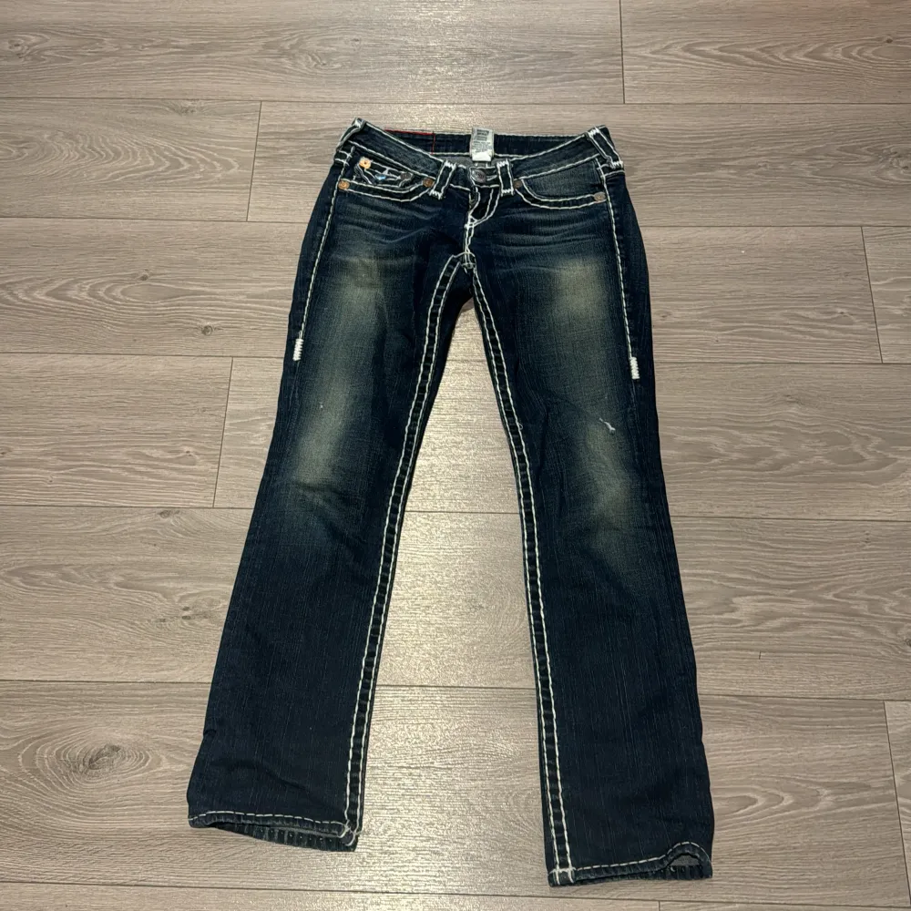 Säljer dessa fina true religion jeans, de är bootcut / straight och har inga defekter. Kolla gärna in min profil för liknande jeans🩷🩷. Jeans & Byxor.