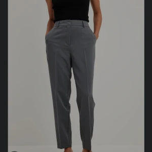 Grå kostymbyxor  - Gråa raka kostymbyxor från topshop. De är i storlek 38 men passar 36-40. Älskar dem men måste sälja pga de blivit för små