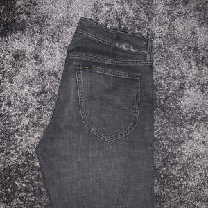 Säljer nu dessa riktigt snygga Lee ”Daren Zip Fly” jeans. 10 av 10 skick och storlek 31/32. Tveka inte att höra av dig för fler bilder eller om du har frågor! Nypris: 1100kr