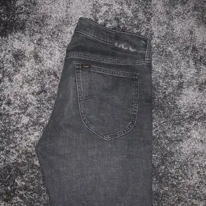 Säljer nu dessa riktigt snygga Lee ”Daren Zip Fly” jeans. 10 av 10 skick och storlek 31/32 men ner sydda till ungefär 30. Tveka inte att höra av dig för fler bilder eller om du har frågor! Nypris: 1100kr