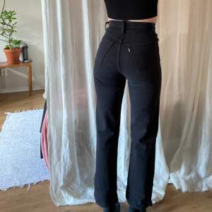 Levis jeans i modellen Ribcage Straight. Storlek Waist 25 Lenght 27. Byxbenets längd mätt från skrevet ner: 70cm