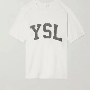 YSL T-shirt - Om du ska investera i någon kvalitetströja så är det denna t-shirt! Yves saint Laurent i tjockare material. Köpt för 5000 och finns inte på deras hemsidan längre. Perfekt vardagströja och till lite finare tillfällen. 
