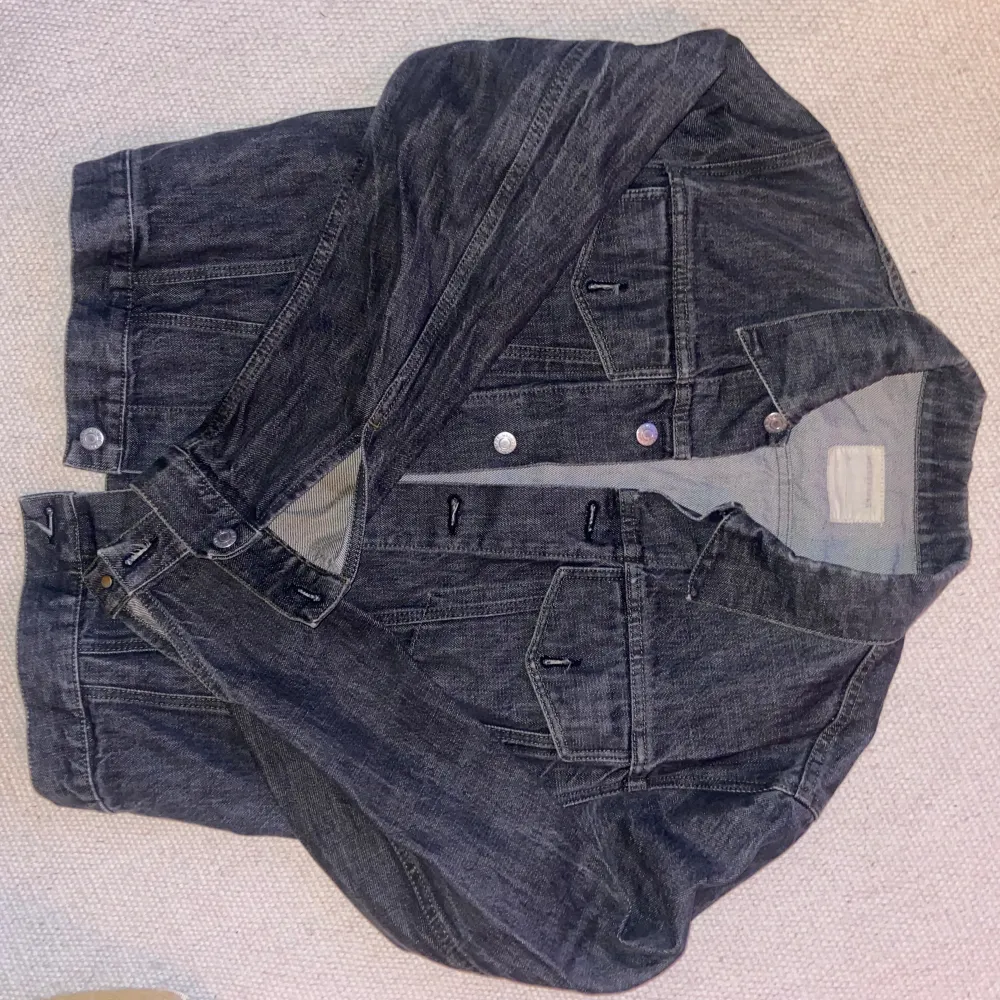 Grå jeansjacka från Helmut Lang. Vintage! Markerad som storlek M (jag är XS). De flesta säljs för 1300kr (sök online). . Jackor.