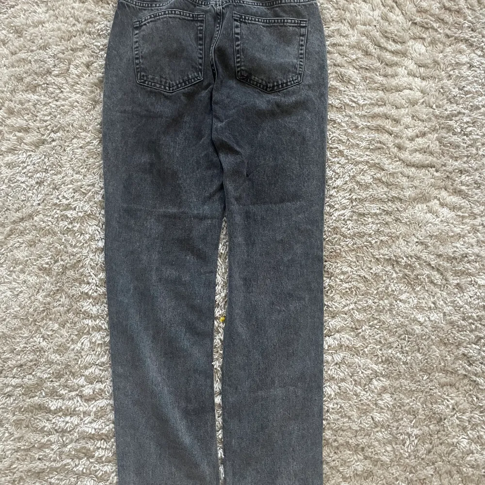 Mörkgrå Jeans med som är lite baggy, storlekn är 28, alltså typ 170-175. Jeans & Byxor.