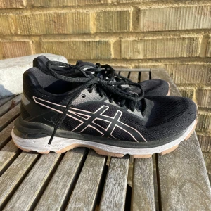 Asics skor dam - Knappt använda löparskor från asics. Storlek 37.