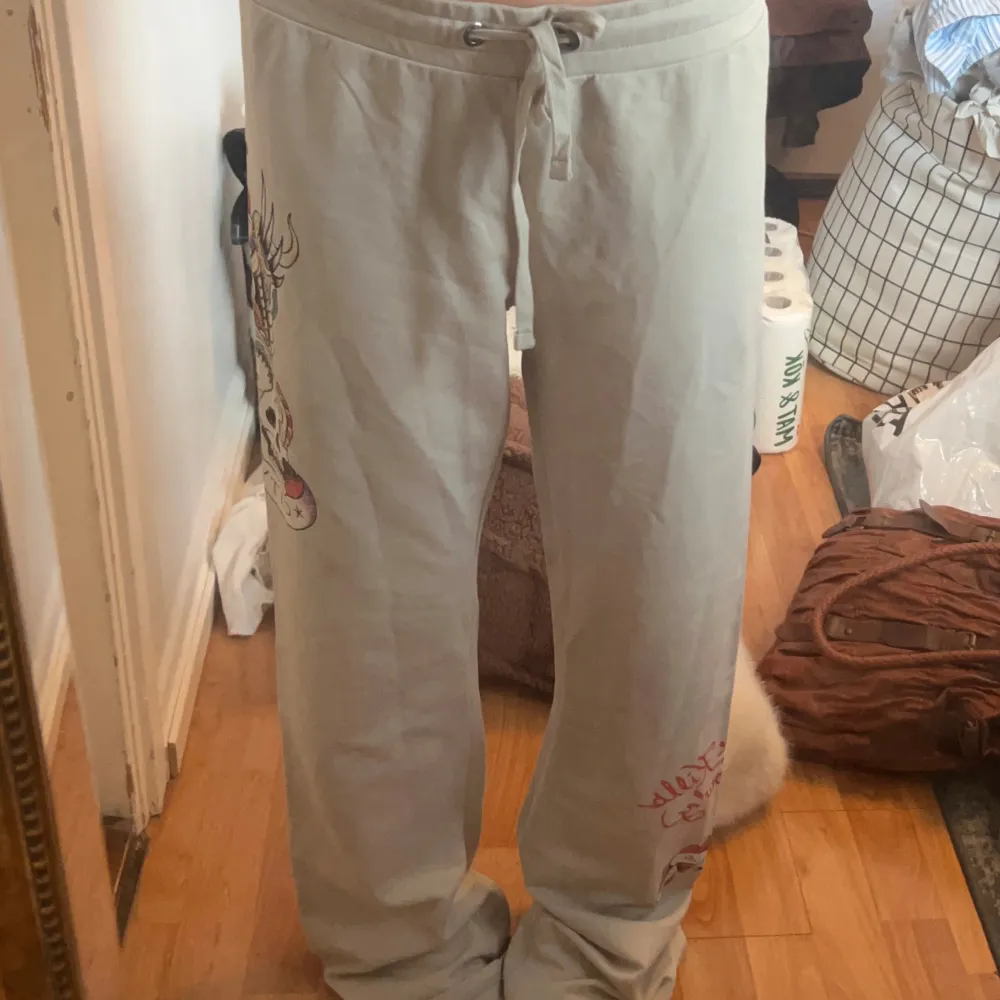 Supersnygga mjukisar från Ed Hardy som aldrig använts och lappen sitter kvar❤️ Säljer då de är för långa för mig😭😭 Finns en liten defekt (bild 4) som var så när paketet kom🫶 det står M på storlek men passar nog S-L ❤️Vid frågor kontakta 🫶. Farkut & Housut.