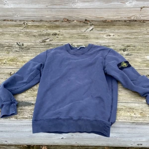 Stone island sweater - Jag säljer min stone island tröja då jag inte längre använder den och tycker den är lite stor för mig. Den är sparsamt använd, kan tänka mig sänka priset vid snabb affär