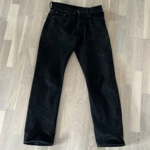 Jeans weekday - Hej! Jag säljer nu mina fina jeans från weekday! Det är modellen space Dom är i storlek 27/32. Jag säljer dom eftersom de är för små för mig och kommer inte till så mycket användning. Använda 3 ggr och är i fint skick. Nypris:600 kr. Mitt pris:100 kr