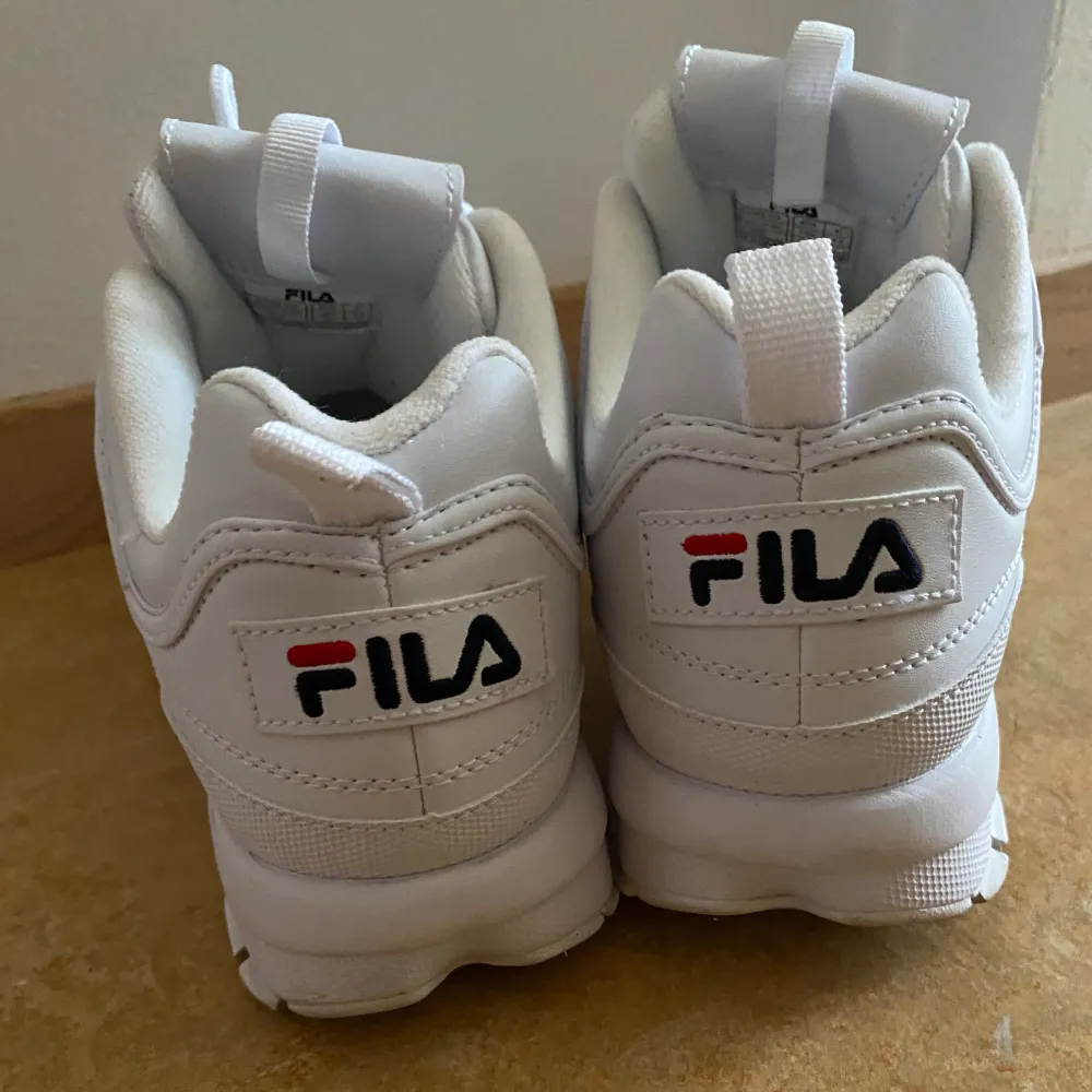 Nya sneakers från FILA i storlek 41, aldrig använda ute men det var sista paret så de är testade inomhus i skobutik, därav lite mörka under sulorna. Fina till våren :) . Skor.