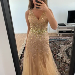 Balklänning  - Jätte fin klänning till balen!! Använd en gång så den är i nyskick! Köpte den hos en butik som dom enbart tillverkar en av dessa, köpte den för 4000!!