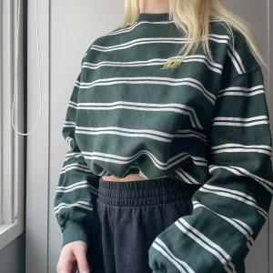 Grön sweatshirt - Nu säljer jag denna gamla goding från Junkyard. Den är använd men i väldigt bra skick. Hållbar, helt enkelt!💚