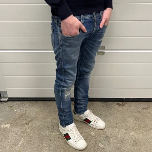 Replay Anbass  - Replay Anbass jeans. Storlek 29/32, modellen på bilden är 178cm lång. Nyskick, inga skavanker. Köp för endast 499kr