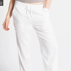 Linnebyxor - Säljer dessa vita linnebyxor från lager 157 då de är lite små, har bara använt några få gånger❤️ storlek m❤️