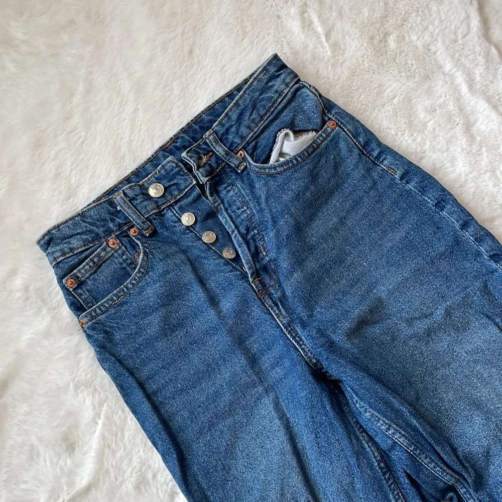 Mörblå jeans med hål, knappt använda.. Jeans & Byxor.