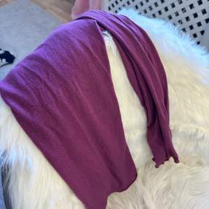 Fin intimissimi tröja i färgen violett, bra skick. Säljer då jag har många liknande, priset kan alltid diskuteras! Hör av dig om du har någon fråga eller vill ha fler bilder💝utsålt på hemsidan