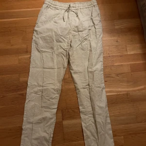 Linnebyxor - Knappt använda, inga skador. Sitter jättefint på! Säljer pga har förmåns. Pris går att diskutera😊