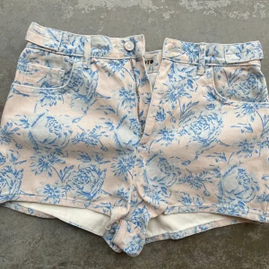 Shorts med hög midja  - Korta shorts med hög midja från Topshop, storlek 28. Sparsamt använda, ej slitna. 
