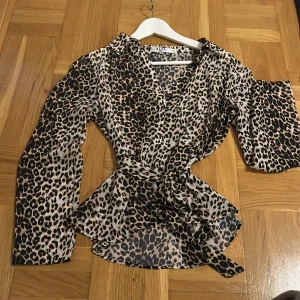 Blus - Blus i leopardmönster med snörning