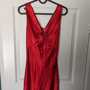 Klänning  - Klänning i satin från shein. Jättefin och väldigt skönt material. Snörning baktill. Endast provad.