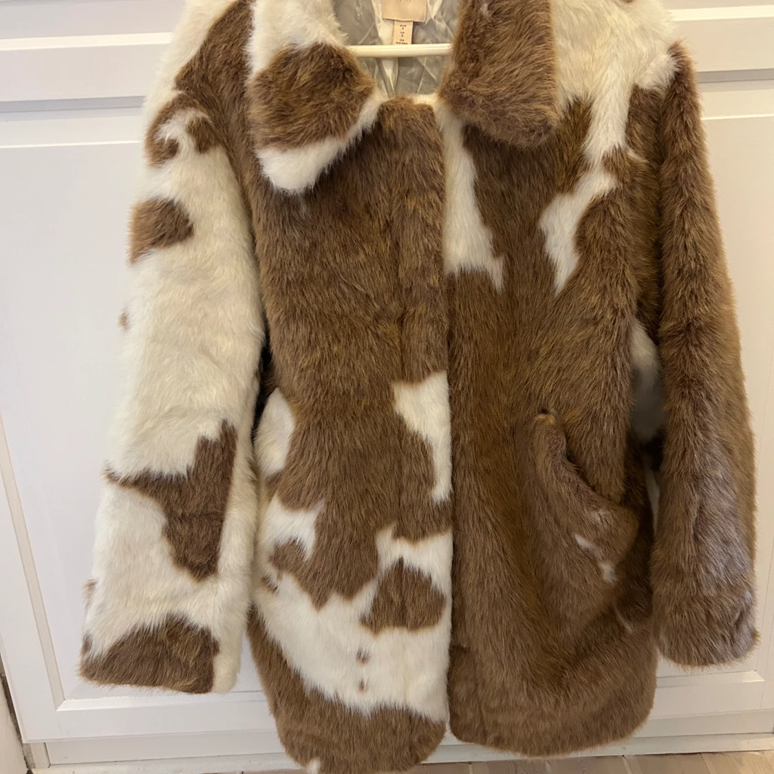 Pälsjacka i ko mönster