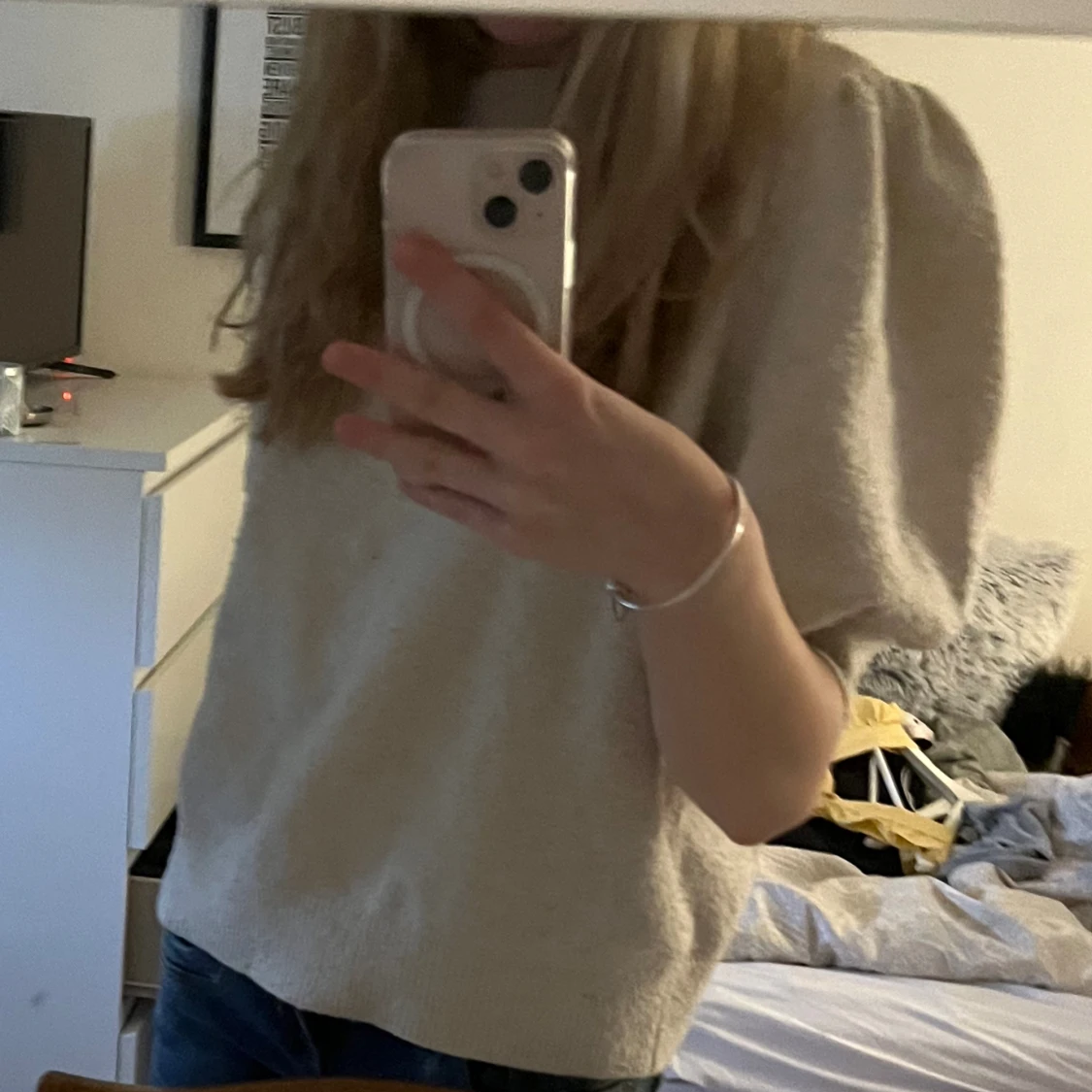 Ljus stickad tröja med puffärm  - 90