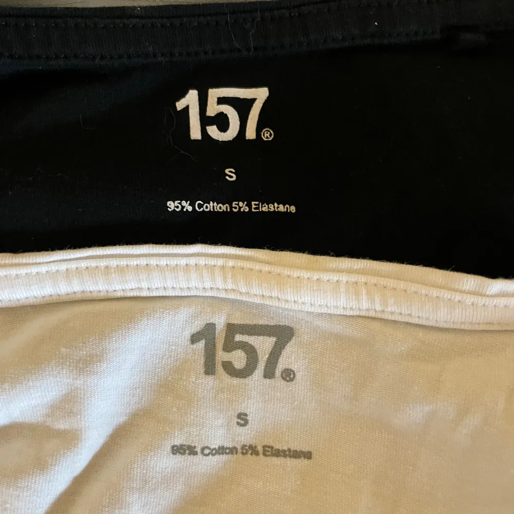 Säjer dessa två tröjor från lager 157 för 30kr (30kr för båda) Ena i svart och andra i vit. Typ aldrig använd.. Tröjor & Koftor.